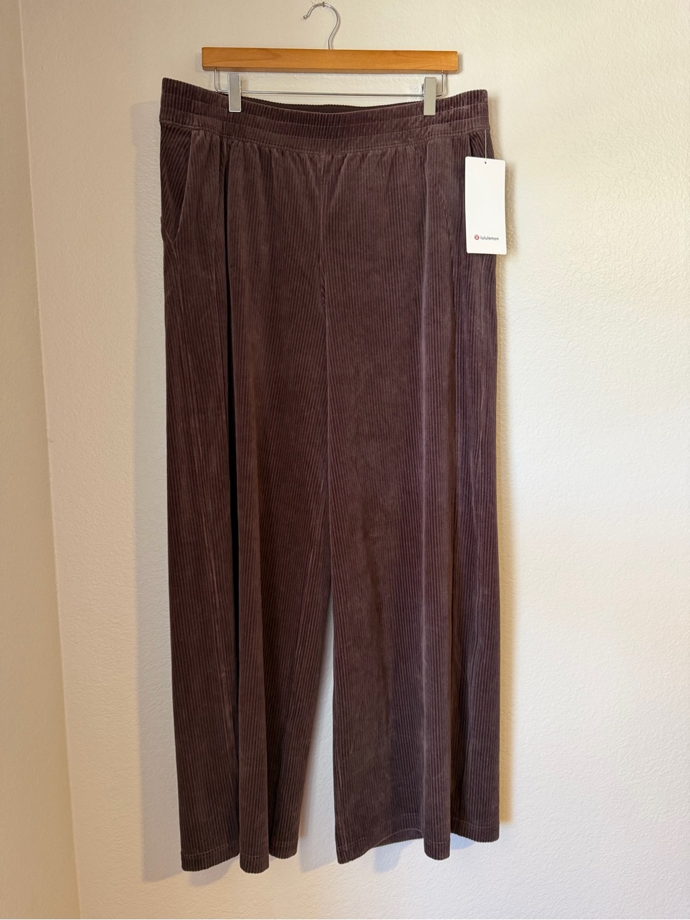Lululemon Scuba Mid-Rise Wide-Leg Pant Velvet Cord Espresso NWT Size 14 Athletic - Picture 2 of 14